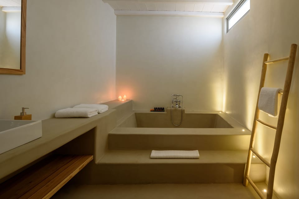 Superior Studio Suite, Sea View | Bathroom | Shower, free toiletries, hair dryer, bathrobes