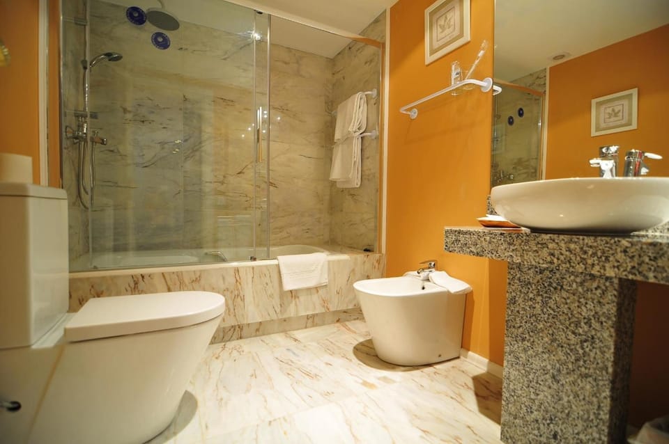 Bidet, towels