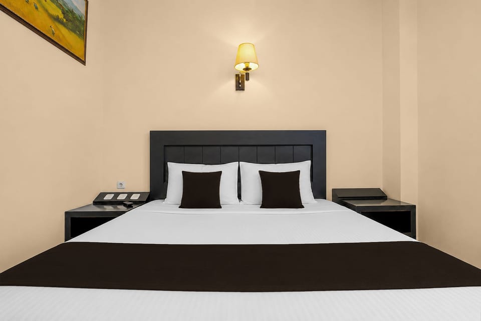 Deluxe Suite | Desk, WiFi (free), bed sheets
