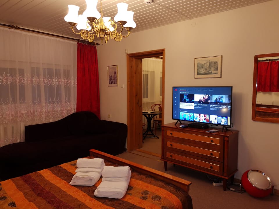 Classic Apartment, 2 Bedrooms, Courtyard View | Hypo-allergenic bedding, down comforters, individually decorated