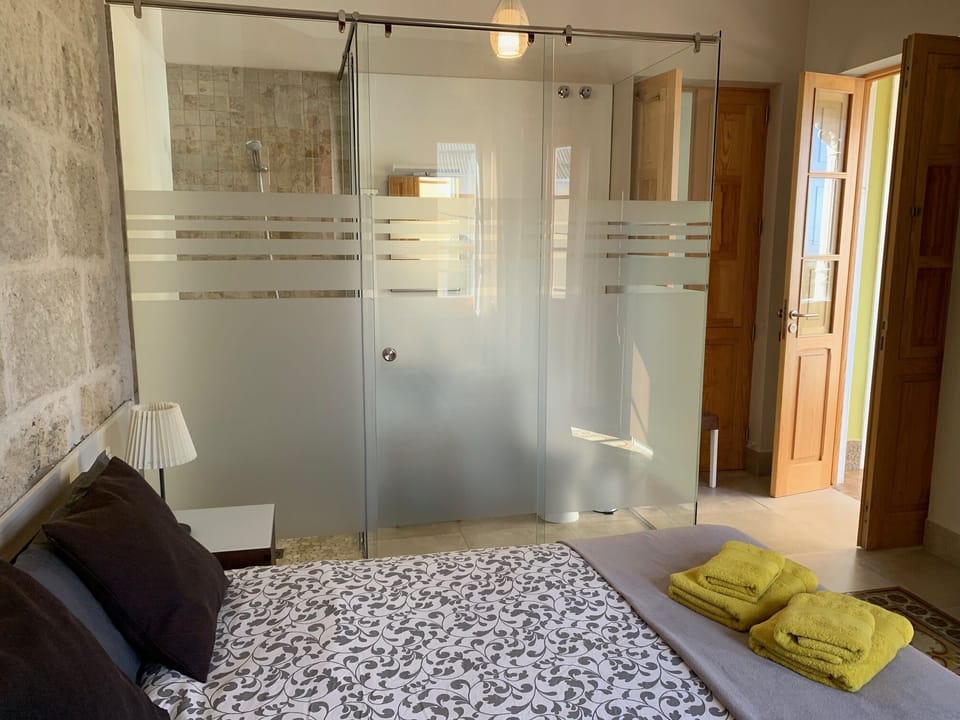 Basic Double Room, Private Bathroom (Gáldar) | Bathroom | Shower, hair dryer, towels, soap