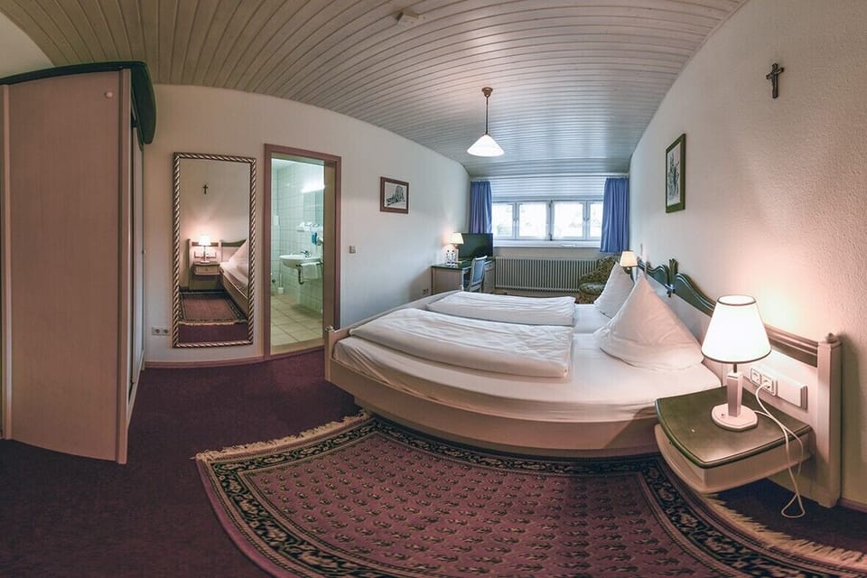 Traditional Double Room, 1 Queen Bed | Hypo-allergenic bedding, iron/ironing board, free WiFi, bed sheets