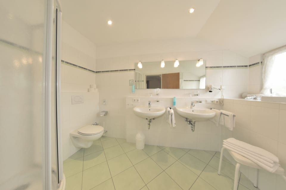 Basic Quadruple Room | Bathroom | Hair dryer, towels, soap, shampoo