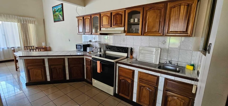 Full-size fridge, microwave, oven, stovetop