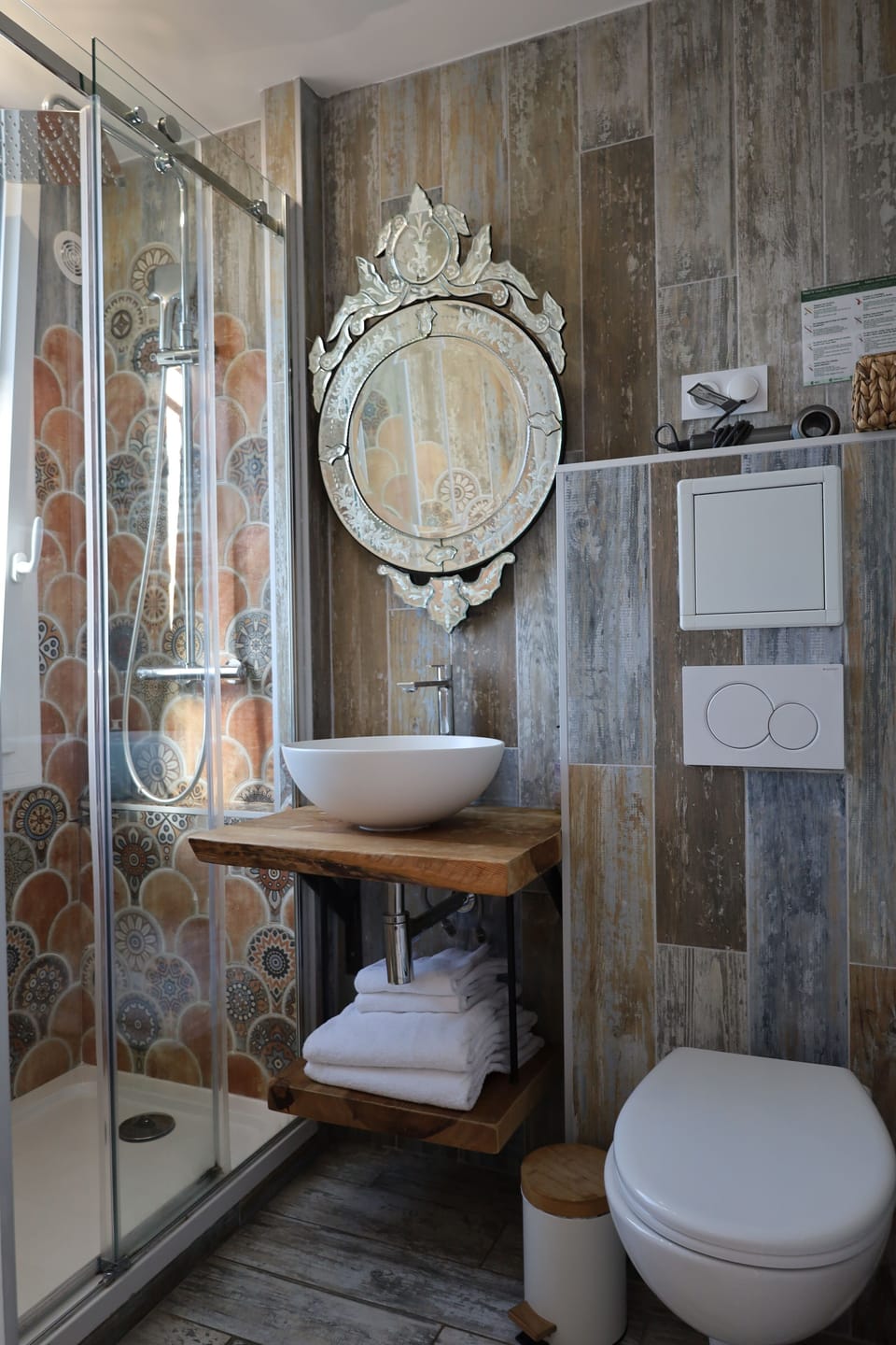 Double Room (Les Launes 4) | Bathroom | Shower, rainfall showerhead, free toiletries, hair dryer