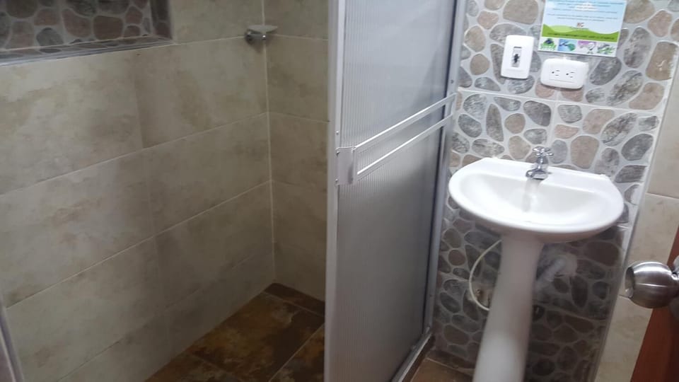 Shower, free toiletries, towels