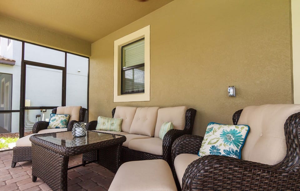 houses for rent near seaworld orlando covered lanai with sofa
