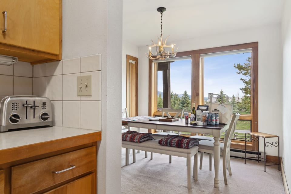 Kitchen / Dining Area