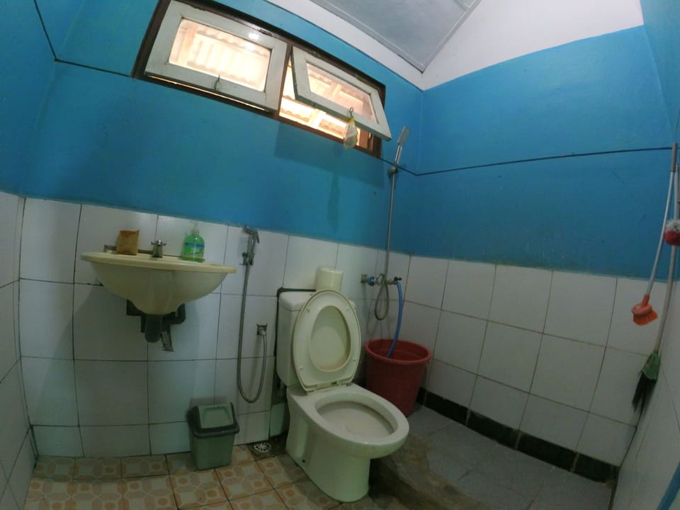 Standard Double Room, 1 Double Bed | Bathroom | Shower, towels