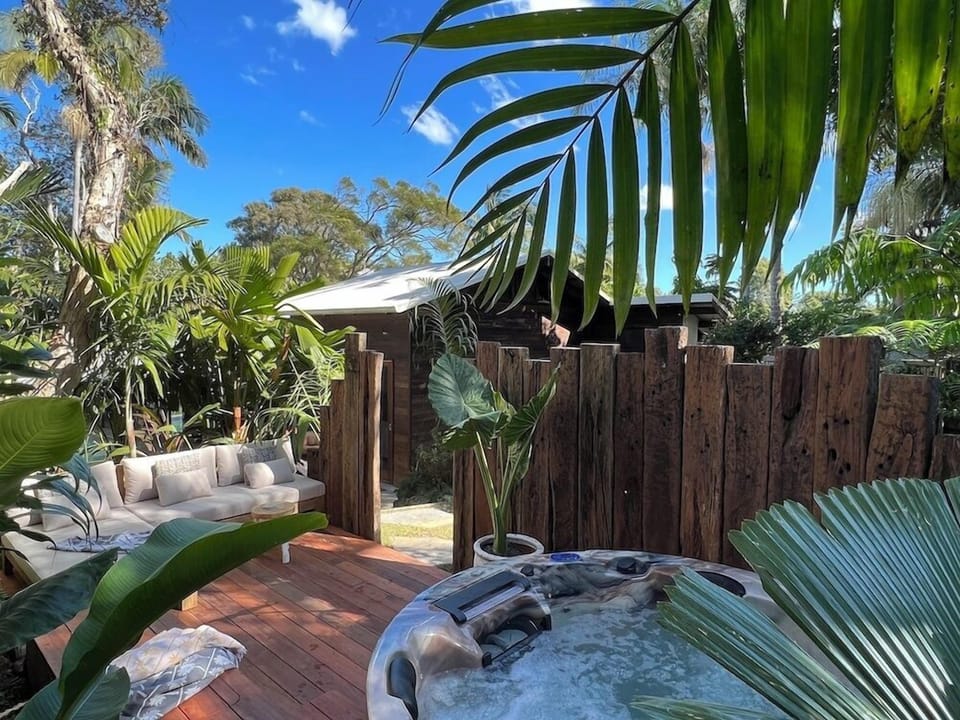 A hot tub and yoga / lounging deck under the stars (1)