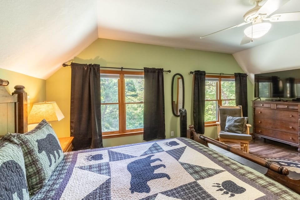 Third Bedroom - Bedroom with 1 queen and TV