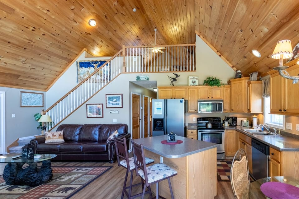 Kitchen - Full kitchen with island