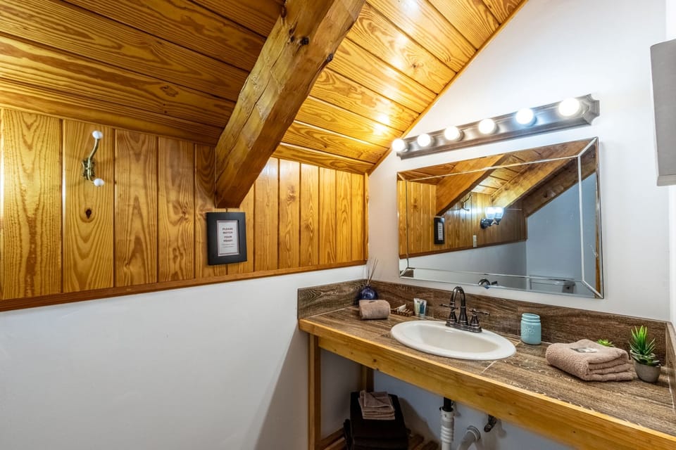 Upstairs Bathroom - Full Bathroom upstairs