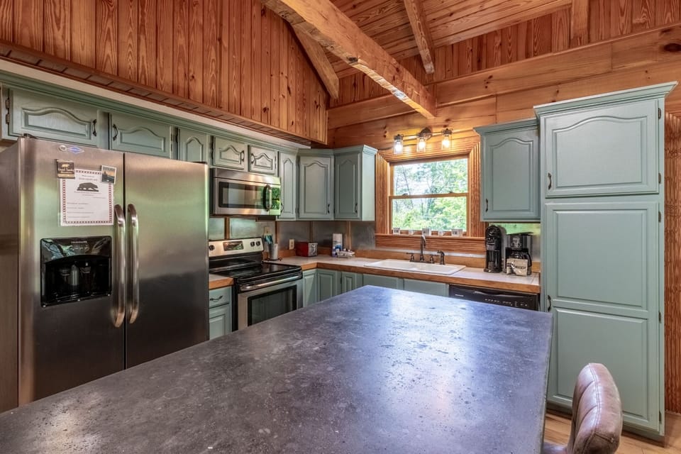 Kitchen - Full Kitchen with island