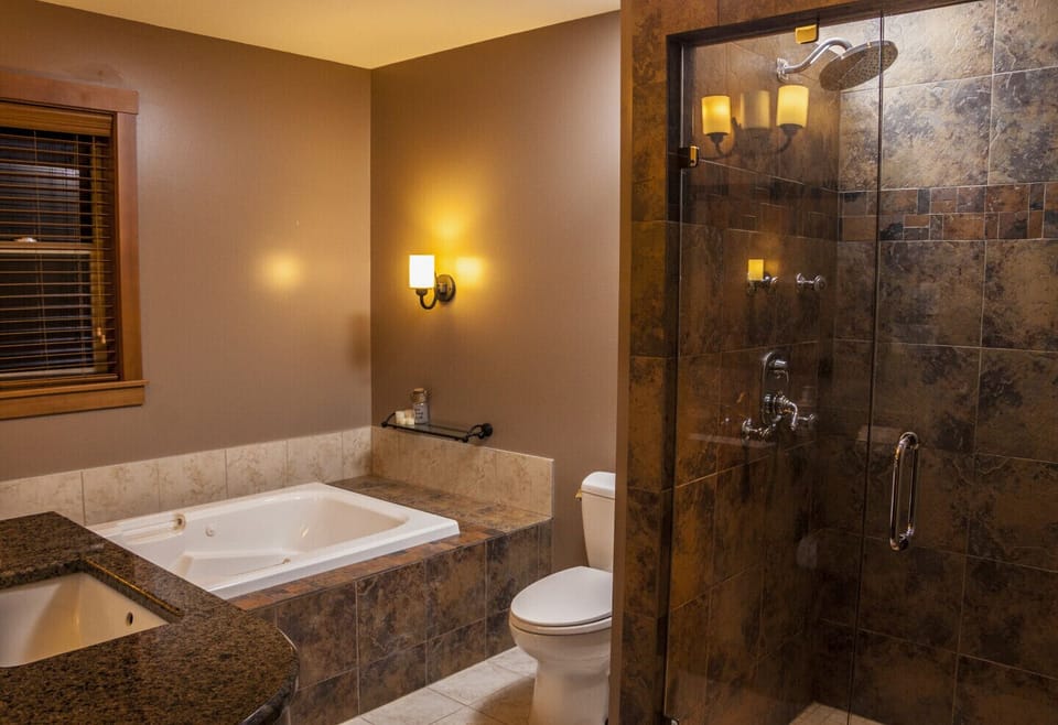 Master en-suite full bathroom with soaker Jacuzzi tub.