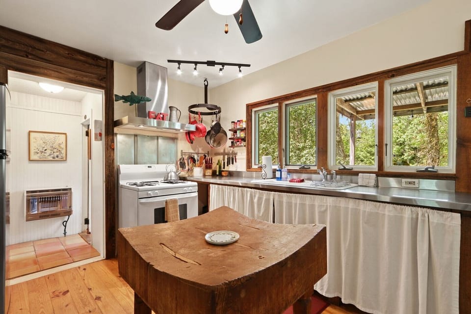Kitchen (no dishwasher)
