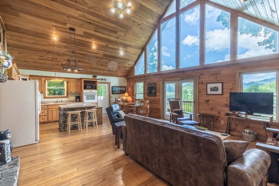 Living room - Living area with Mountain Views