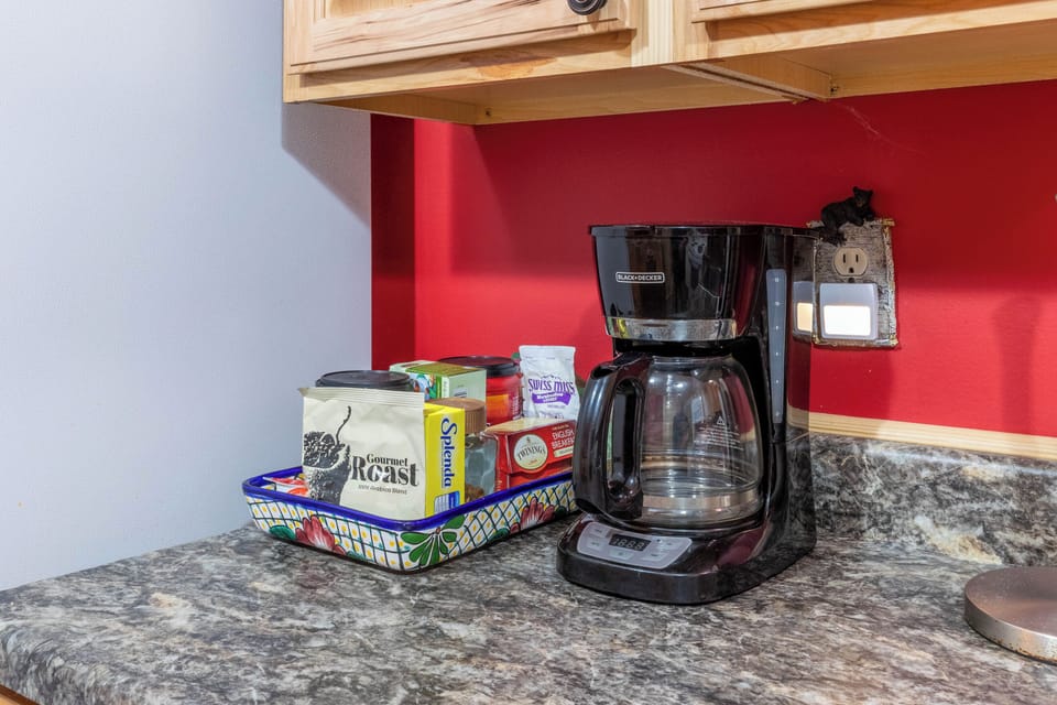 Kitchen essencial - Main level - Kitchen essential: standard coffee pot.