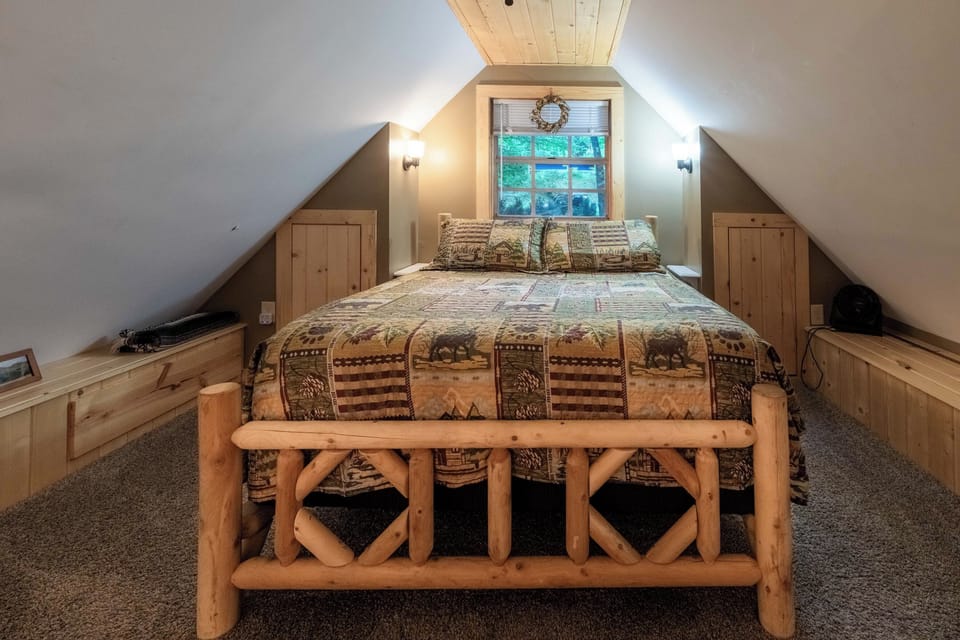 Bedroom - Second floor - Bedroom with Queen bed.