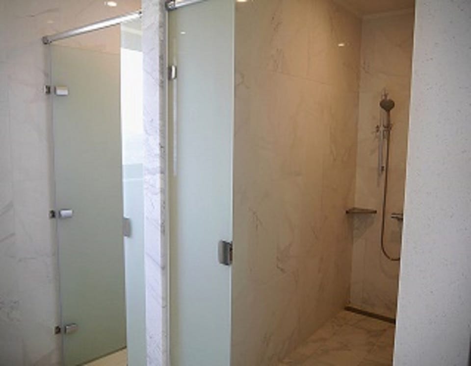 Family Quadruple Room | Bathroom | Shower, hair dryer, slippers, towels