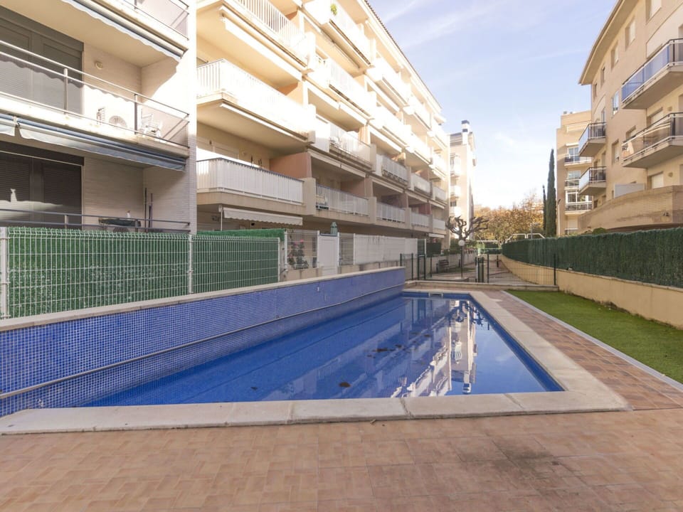Water, Building, Property, Window, Sky, Plant, Flooring, Urban Design, Public Space, Grass