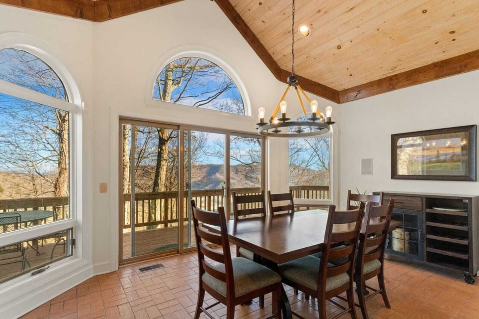 The Breakfast Nook offers Additional Seating or more Casual Dining