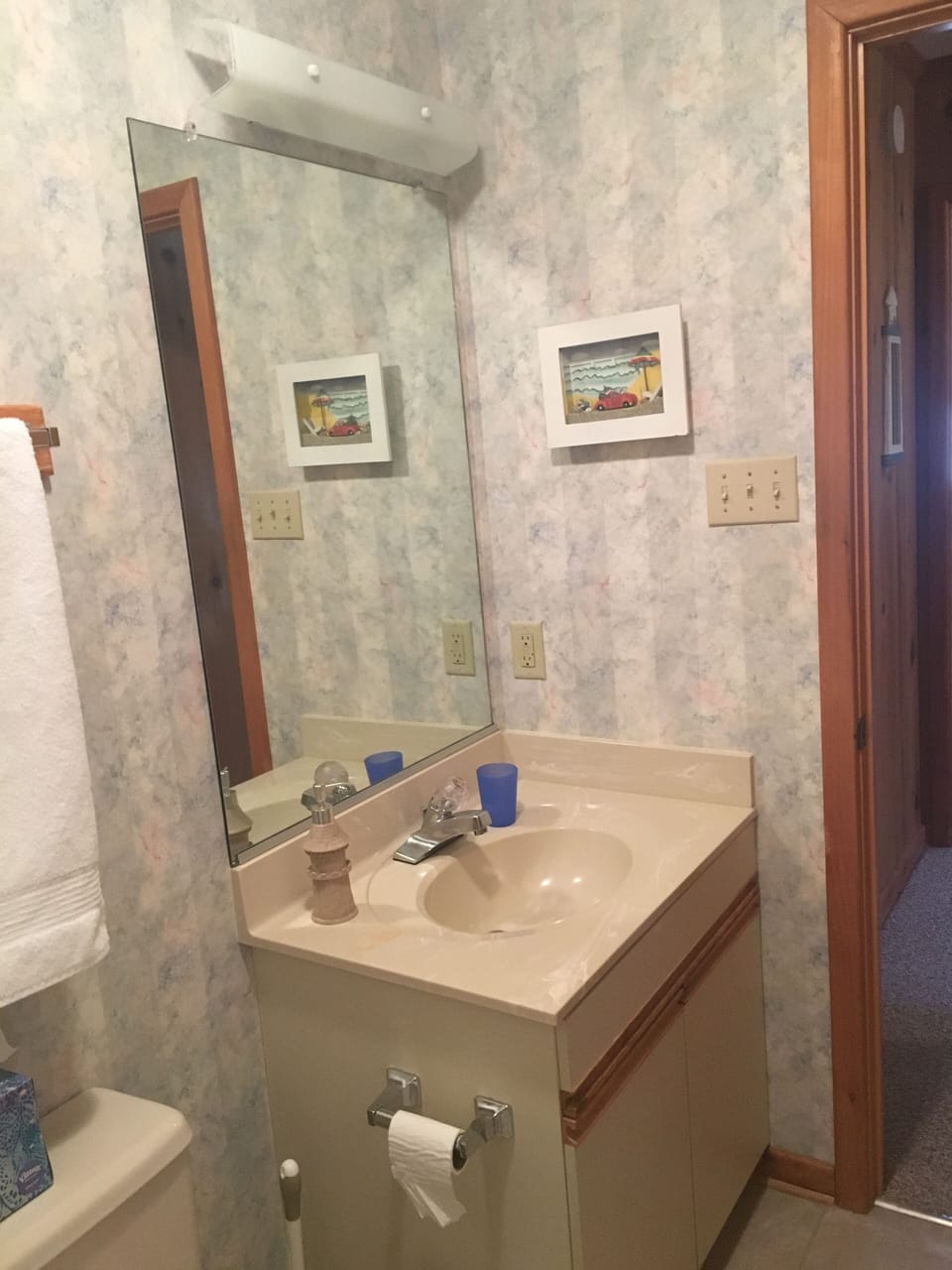 Hall  full bathroom conveniently located  between the upstairs bedrooms