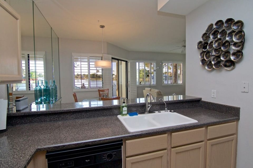 Open Kitchen with Breakfast Bar 