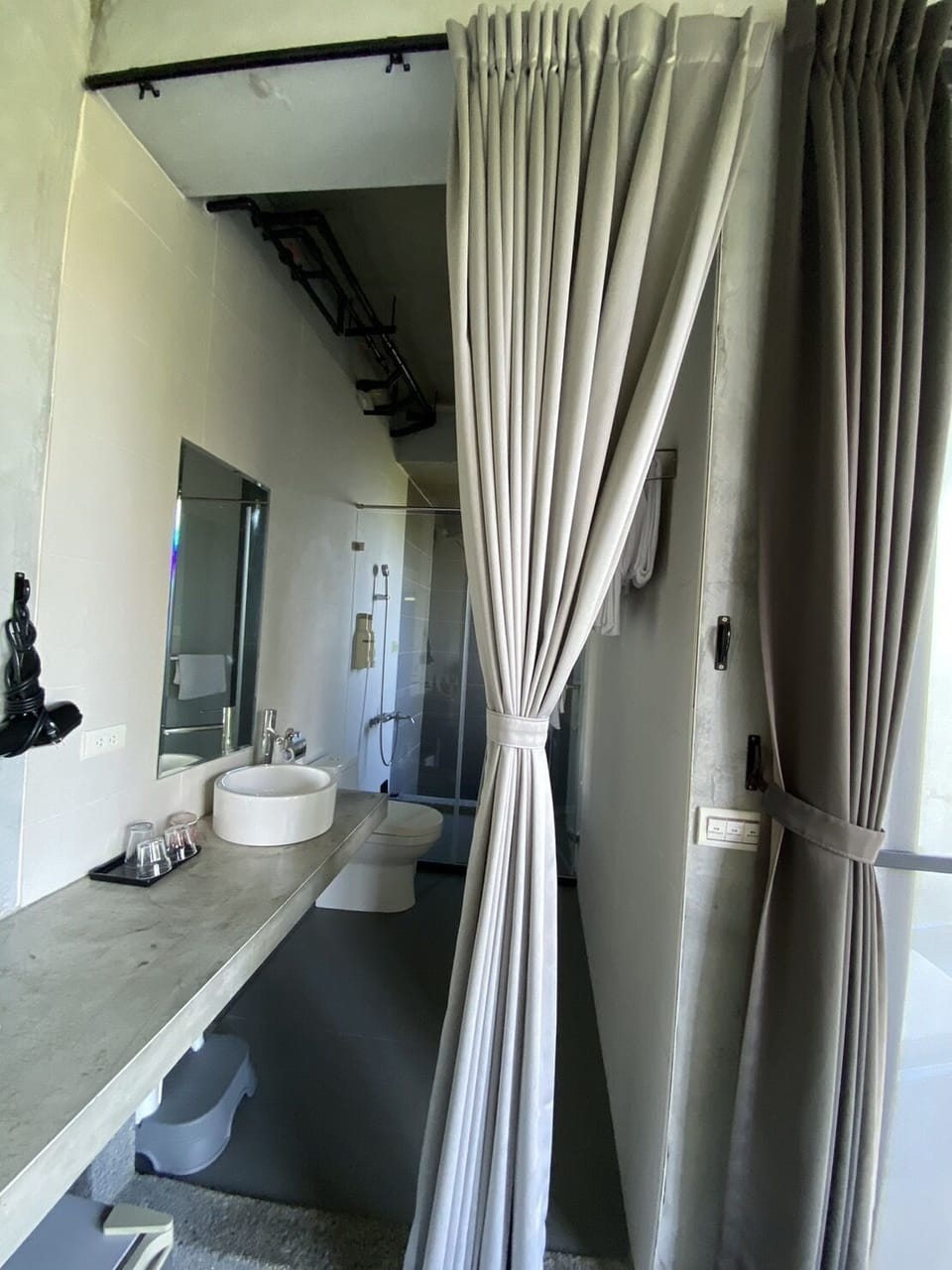 Blackout drapes, free WiFi, bed sheets