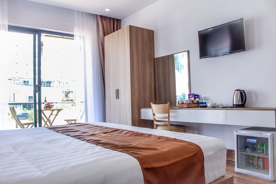 Superior Double Room, Park View | Minibar, in-room safe, desk, iron/ironing board