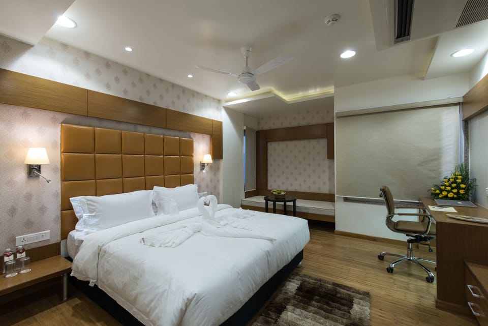 Executive Room, 1 Double Bed | Premium bedding, minibar, in-room safe, desk