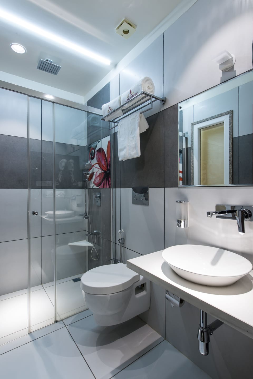 Shower, rainfall showerhead, free toiletries, slippers