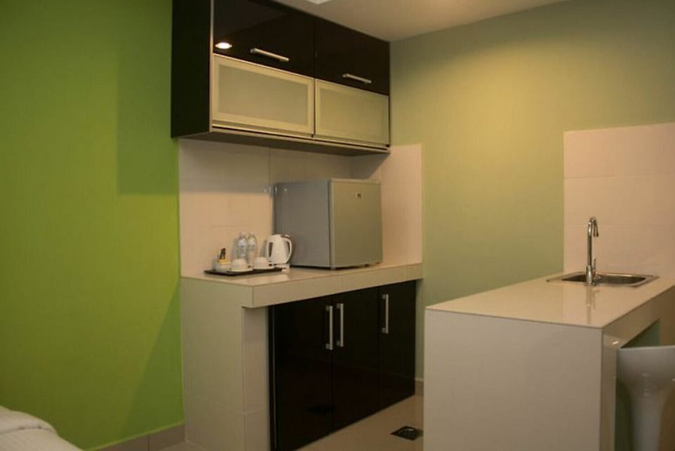 Studio Suite, 1 Bedroom, Kitchen | Private kitchen
