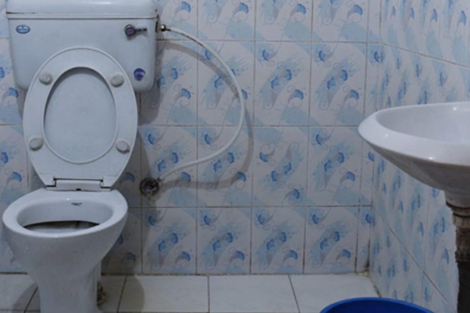Basic Room | Bathroom | Shower, free toiletries