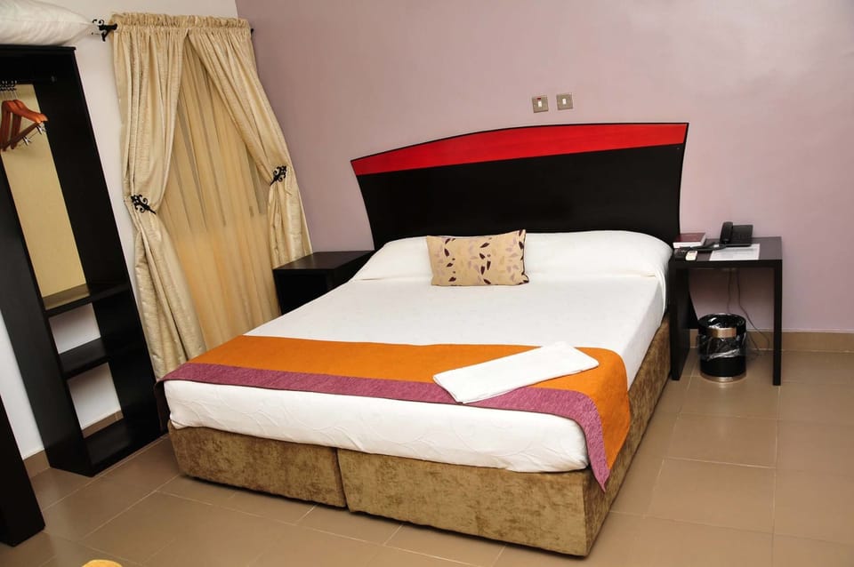 Basic Room | Minibar, desk, soundproofing, free cribs/infant beds