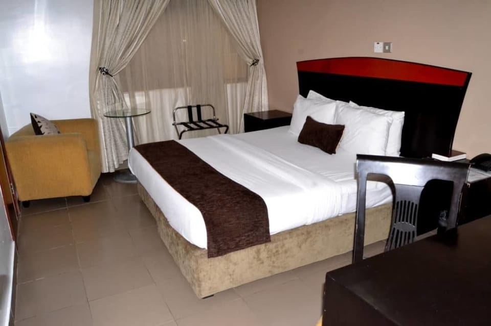 Basic Room | Minibar, desk, soundproofing, free cribs/infant beds