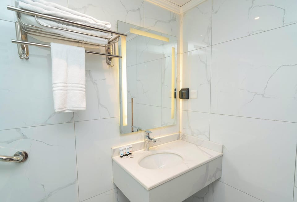 Deluxe Double Room | Bathroom | Shower, hair dryer, bidet, towels