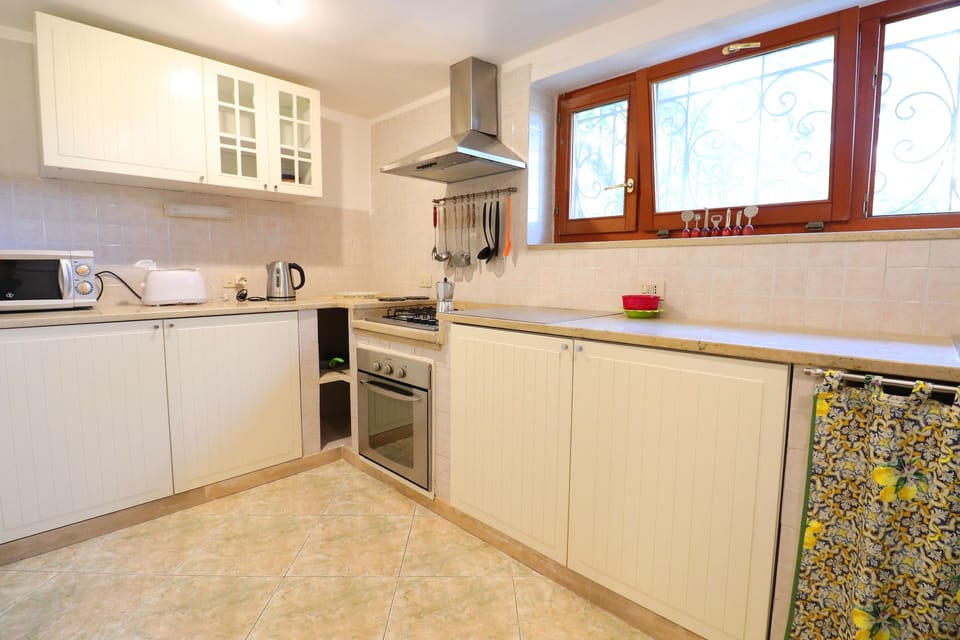 Superior Apartment, 3 Bedrooms | Private kitchen | Full-size fridge, microwave, oven, stovetop