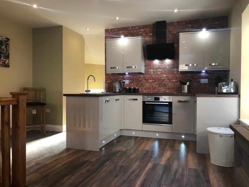 Full-size fridge, microwave, oven, stovetop