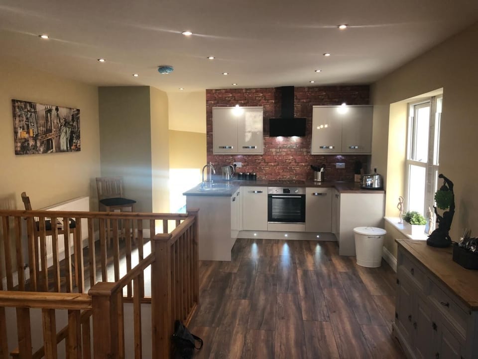 Full-size fridge, microwave, oven, stovetop