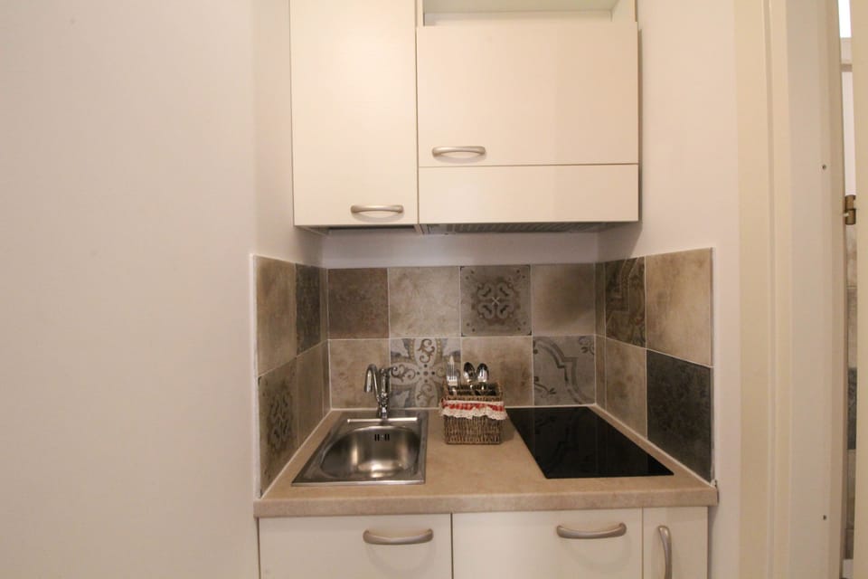 Double Room | Private kitchen | Fridge, stovetop, electric kettle, cookware/dishes/utensils