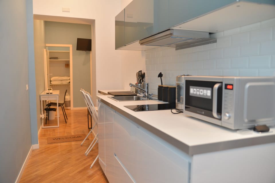 Deluxe Studio | Private kitchen | Shared fridge, microwave