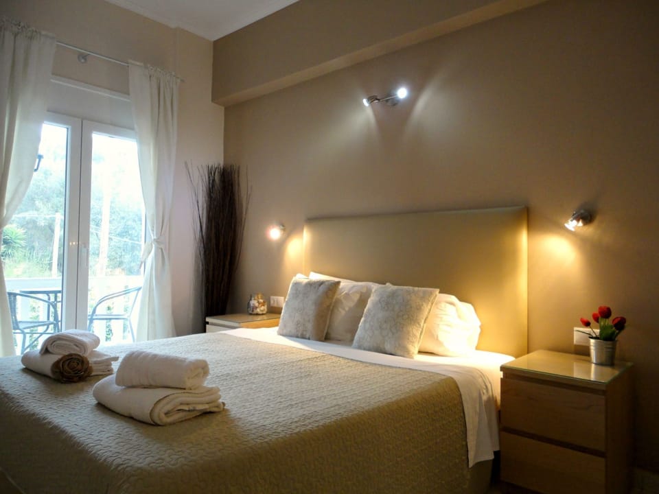 Room, 1 Queen Bed, Garden View | In-room safe, soundproofing, iron/ironing board, free WiFi