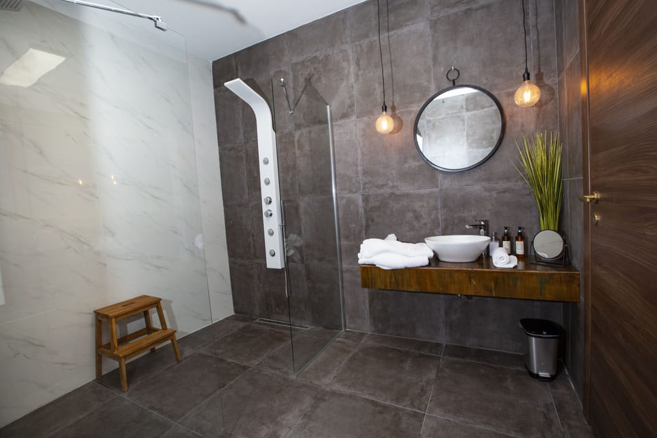 Superior Double Room, 1 Queen Bed | Bathroom | Separate tub and shower, deep soaking tub, hydromassage showerhead