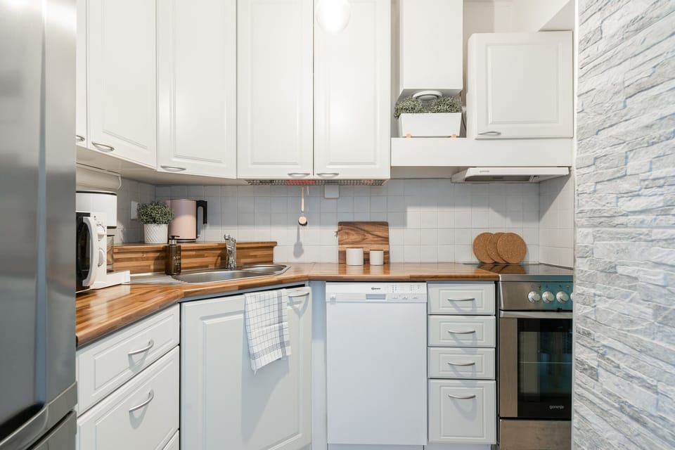 Superior Apartment, City View | Private kitchen | Fridge, microwave, oven, stovetop
