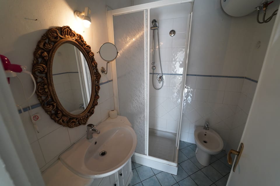 Comfort Double Room | Bathroom | Shower, rainfall showerhead, free toiletries, hair dryer