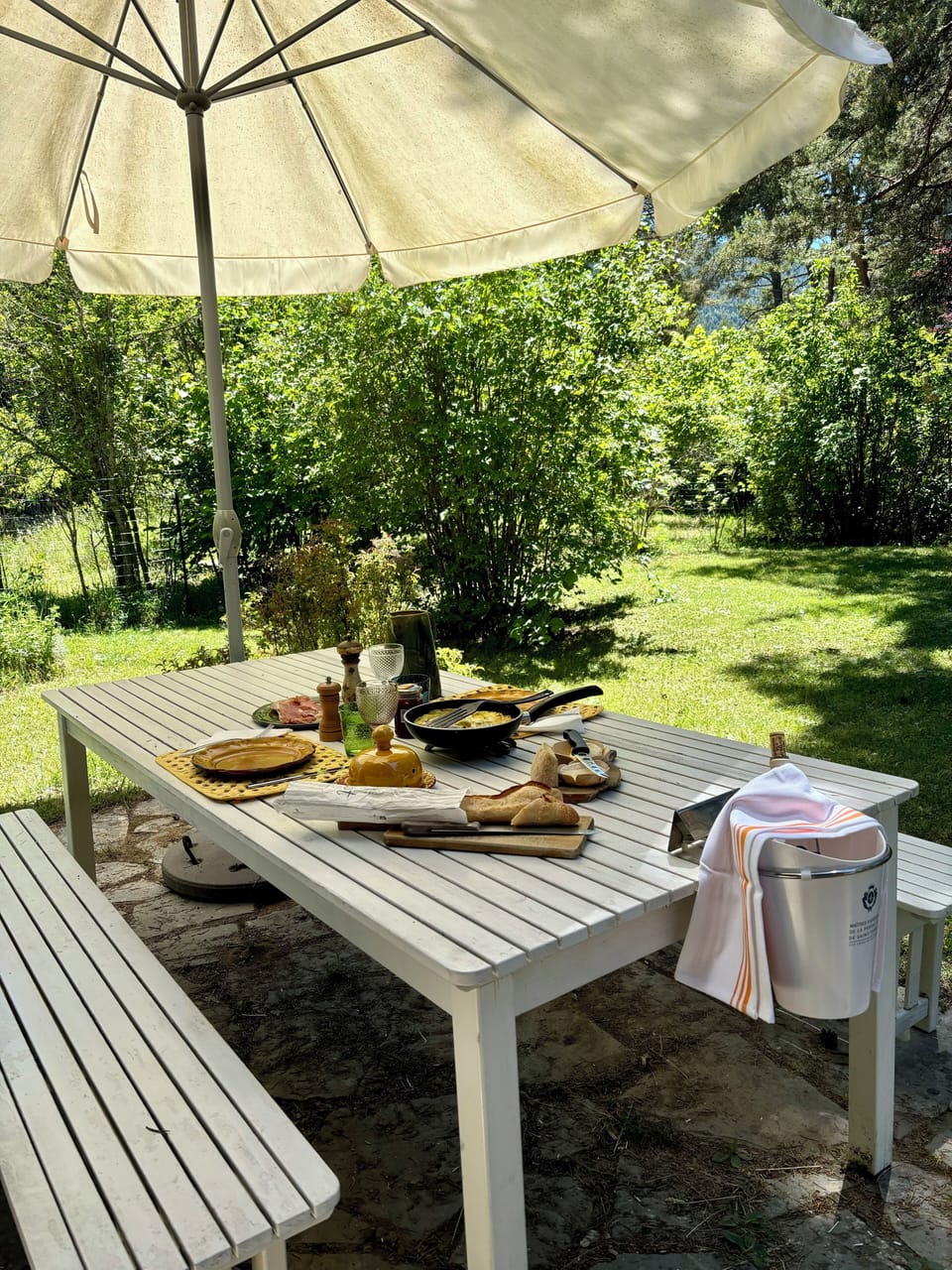 Al fresco dining in the front garden
