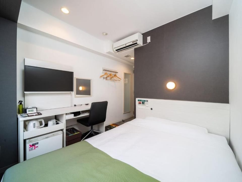 Desk, soundproofing, WiFi (free), bed sheets