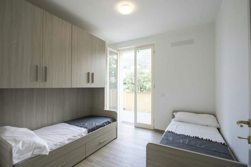 Room with 2 single beds and access to balcony