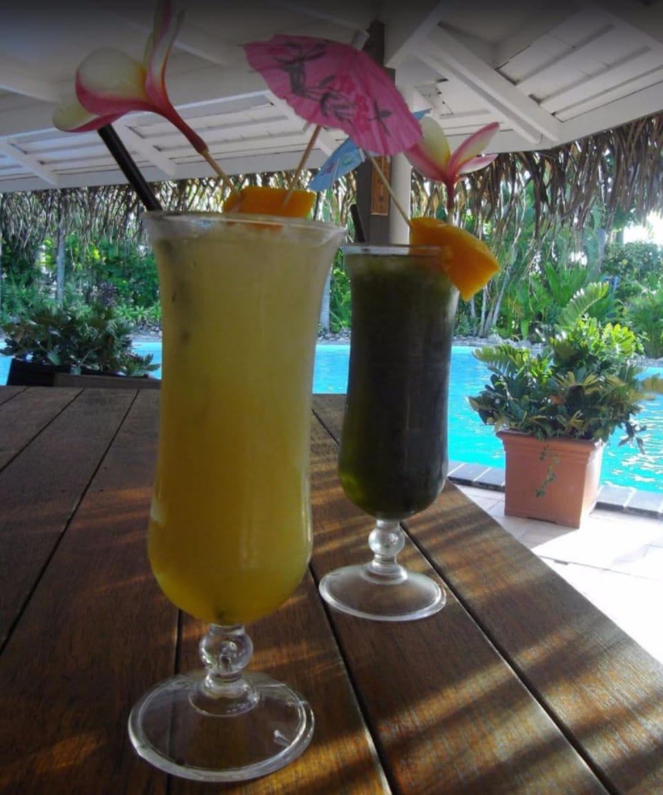 2 bars/lounges, poolside bar